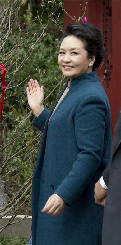 Les tenues de la première dame de Chine durant ses visites en Europe (5)