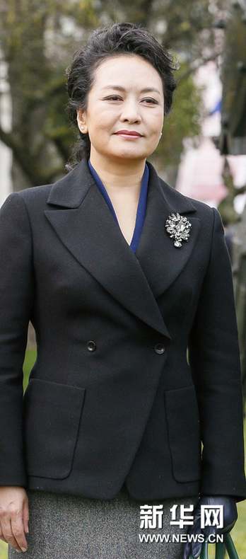 Les tenues de la première dame de Chine durant ses visites en Europe (8)