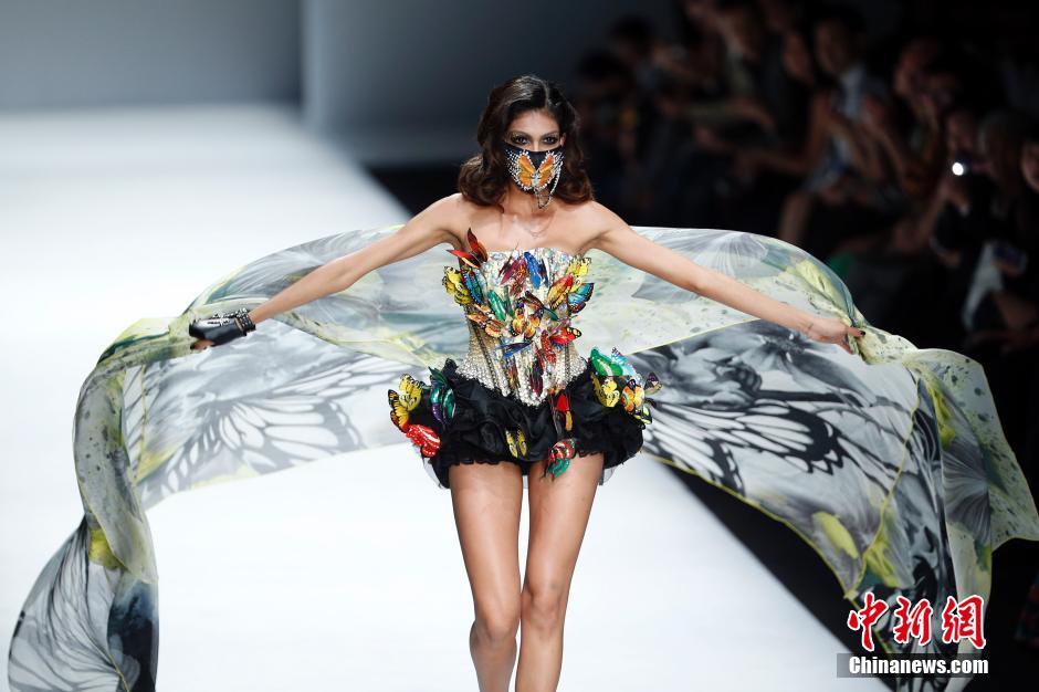 Des accessoires « anti-smog » intégrés dans les défilés de la Fashion Week de Beijing (10)