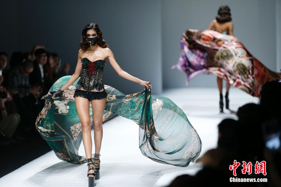 Des accessoires « anti-smog » intégrés dans les défilés de la Fashion Week de Beijing (9)
