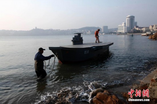 Qingdao : une personne âgée construit un mini porte-avions  (2)