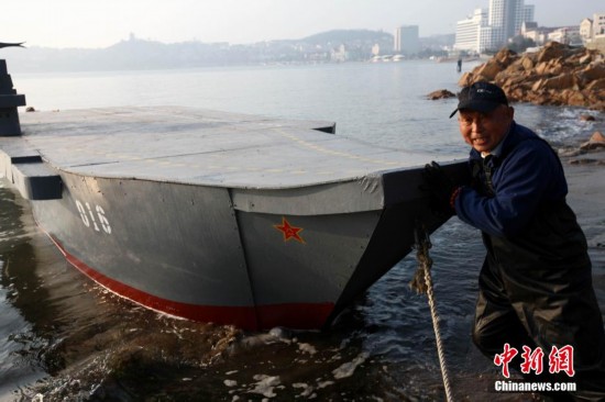 Qingdao : une personne âgée construit un mini porte-avions  (8)