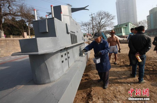 Qingdao : une personne âgée construit un mini porte-avions  (9)