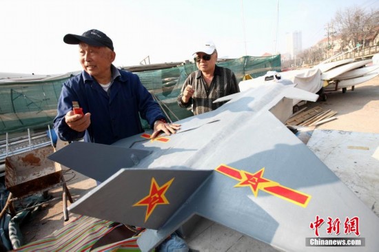 Qingdao : une personne âgée construit un mini porte-avions  (6)
