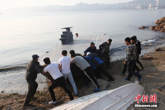 Qingdao : une personne âgée construit un mini porte-avions  (7)