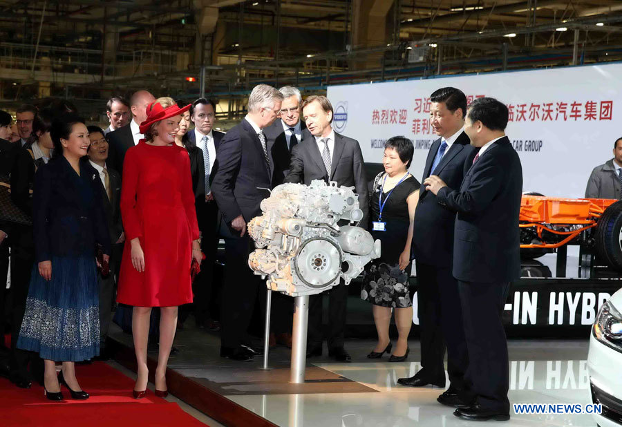 Le président chinois Xi Jinping a visité une usine locale du fabricant automobile Volvo en compagnie du roi Philippe de Belgique, dans le cadre de sa visite d'Etat dans le pays européen, le 1er avril 2014.