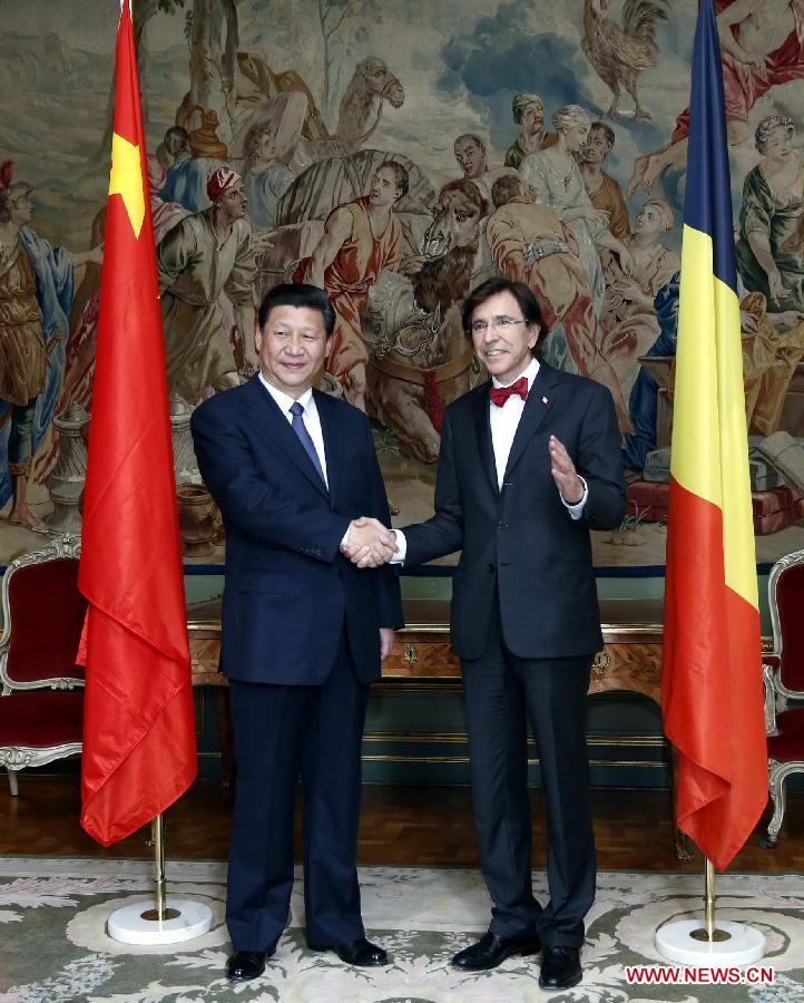 Le président chinois Xi Jinping et le Premier ministre belge Elio Di Rupo s'entretiennent à Bruxelles le 31 mars 2014 et décident d'élever leurs relations au rang de partenariat global d'amitié et de coopération.