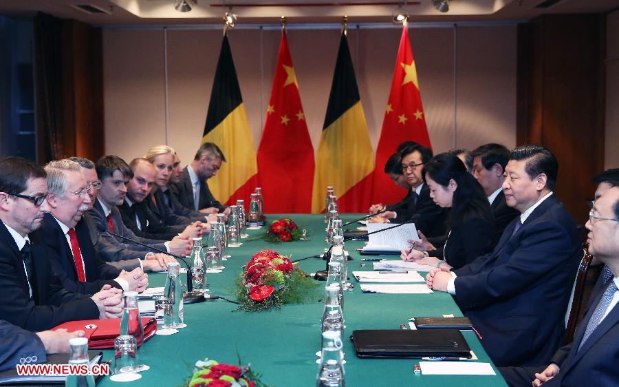 Le président chinois Xi Jinping a salué André Flahaut, président de la chambre des représentants de Belgique, pour ses efforts continus de promotion des liens entre la Chine et la Belgique, le 31 mars 2014 à Bruxelles.
