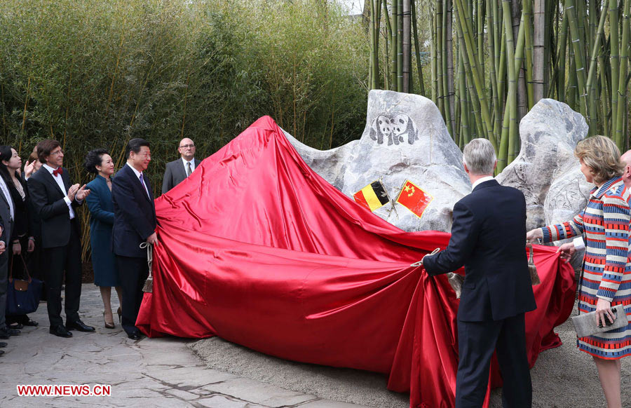 Le président chinois Xi Jinping et le roi Philippe de Belgique, ainsi que leurs épouses, ont inauguré une maison des pandas dans un zoo local, dans une volonté de marquer l'amitié entre les deux parties, le 30 mars 2014 à Brugelette.