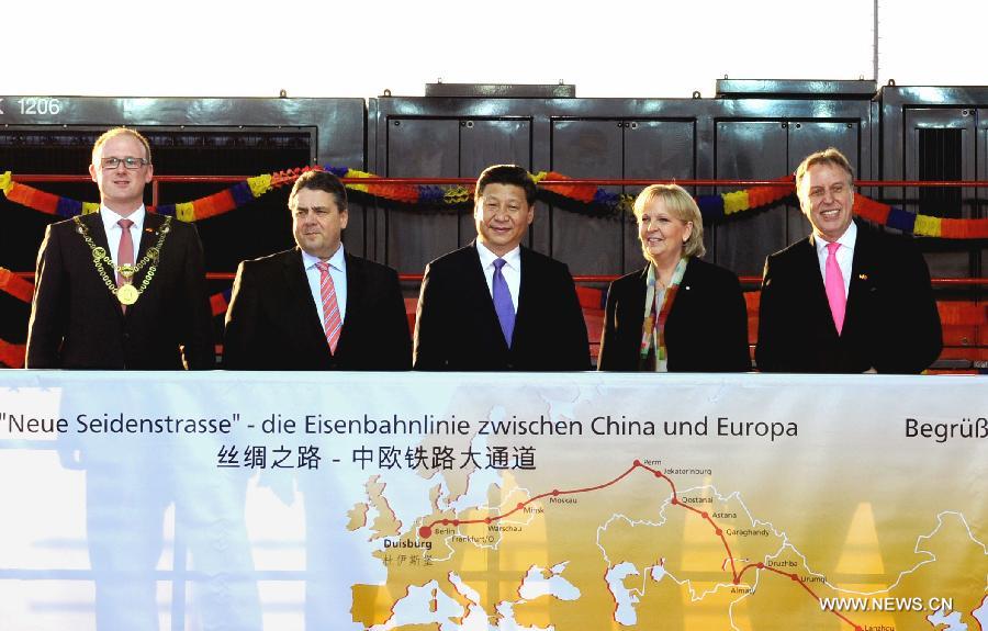 Le président chinois Xi Jinping visite le Port de Duisbourg, le plus grand port intérieur du monde et une plate-forme de logistique et de transport en Europe, le 29 mars 2014 à Düsseldorf. Il appelle la Chine et l'Allemagne à travailler ensemble pour construire la ceinture économique de la Route de la Soie.