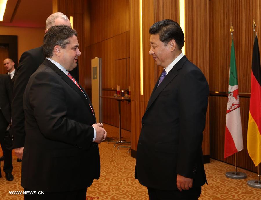 La Chine et l'Allemagne devraient renforcer encore davantage leur coopération en matière de commerce et d'investissement, a indiqué le président chinois Xi Jinping lors d'une rencontre avec le vice-chancelier allemand et ministre de l'Economie et de l'énergie, Sigmar Gabriel, le 29 mars 2014 à Düsseldorf.