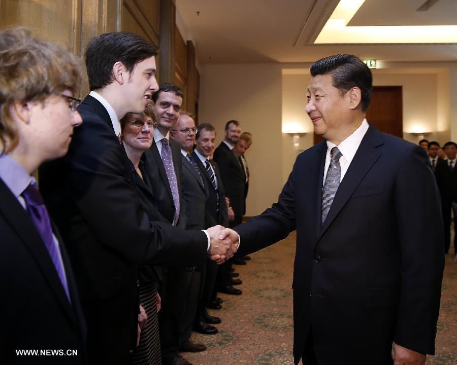 Le président chinois Xi Jinping a appelé la Chine et l'Allemagne à étendre les échanges culturels pour promouvoir la compréhension mutuelle, lors d'une rencontre avec des sinologues allemands, des enseignants de l'institut Confucius et des étudiants allemands apprenant le chinois, le 29 mars 2014 à Berlin.