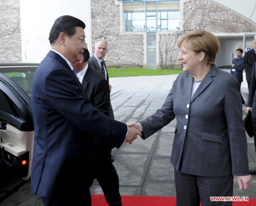 Le président chinois Xi Jinping, en visite d'Etat en Allemagne, et la chancelière allemande Angela Merkel ont décidé d'élever les relations bilatérales au rang de partenariat stratégique global, le 28 mars 2014.