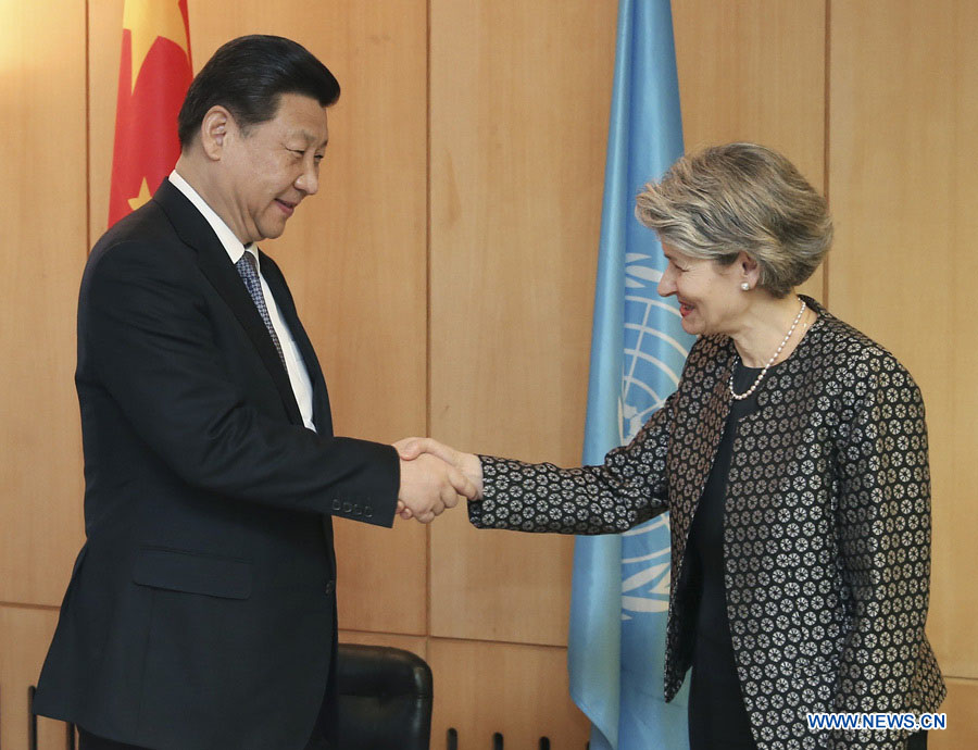 Le président chinois Xi Jinping rencontre la directrice générale de l'UNESCO (Organisation des Nations Unies pour l'éducation, la science et la culture) Irina Bokova au siège de l'organisation, à Paris, le 27 mars 2014.