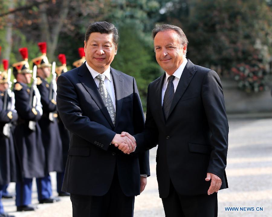 Le président chinois Xi Jinping rencontre le président du Sénat français Jean-Pierre Bel, à Paris le 27 mars 2014.