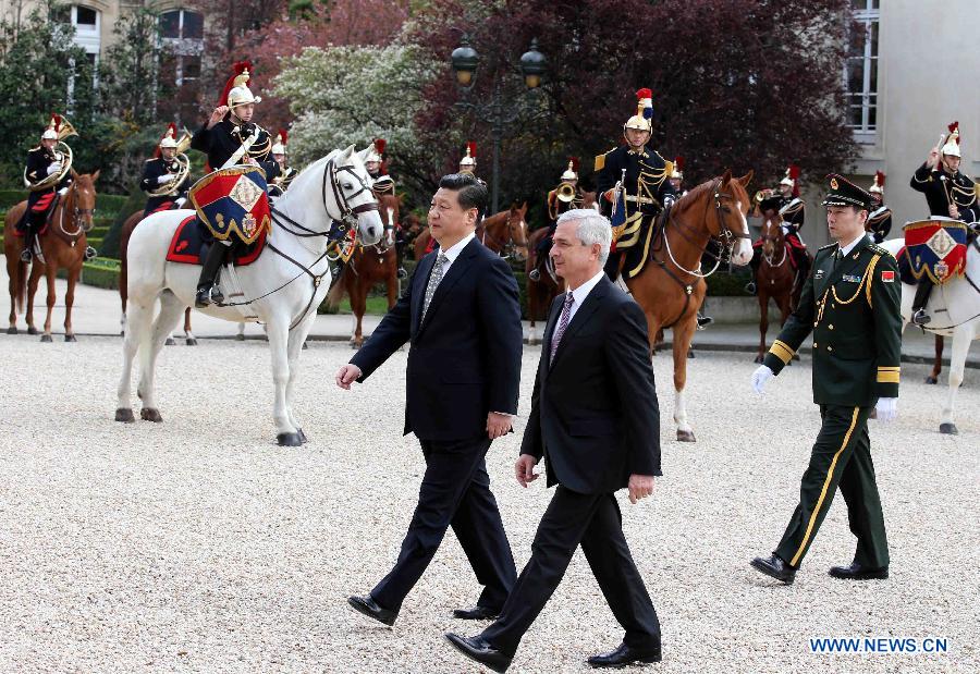 Le président chinois Xi Jinping a invité les organes parlementaires chinois et français à accroître leurs échanges afin de promouvoir la compréhension mutuelle ainsi que l'amitié bilatérale, lors d'une rencontre avec le président de l'Assemblée nationale française Claude Bartolone, à Paris le 27 mars 2014.