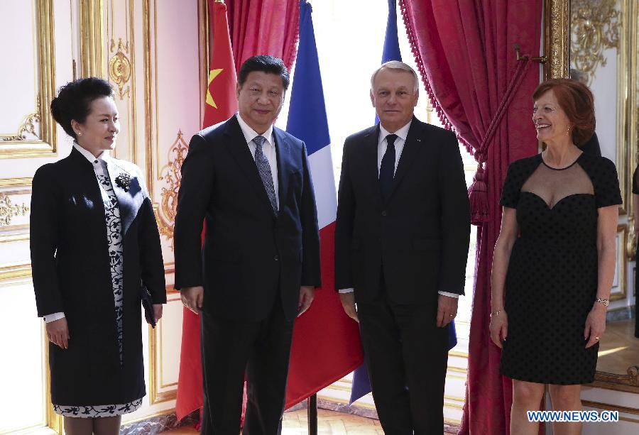 Le président chinois Xi Jinping rencontre le Premier ministre français Jean-Marc Ayrault, à Paris le 27 mars 2014 et indique que la Chine et la France jouissent d'énomes potentiels pour promouvoir la coopération bilatérale.