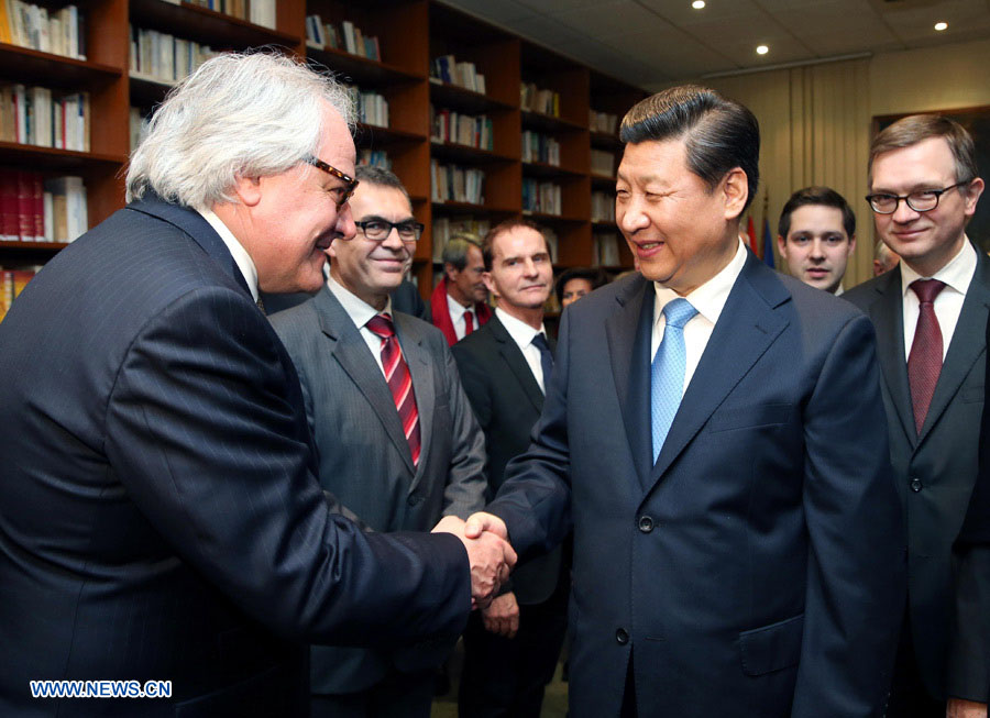Le président chinois Xi Jinping rend hommage au général Charles de Gaulle à la fondation homonyme du feu président français, où il a également rencontré un groupe d'amis français, le 26 mars 2014.