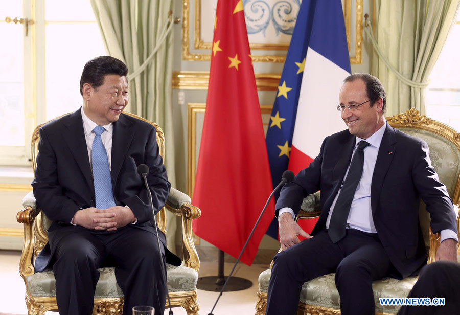 Le président chinois Xi Jinping et son homologue français François Hollande s'entretiennent le 26 mars 2014 à Paris sur l'avenir des relations entre les deux pays.