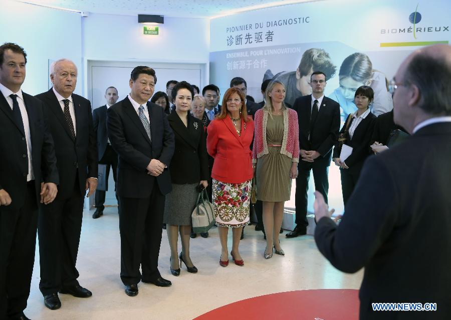 Le président chinois Xi Jinping, qui effectue une visite d'Etat en France, visite le centre de recherche BioMérieux à Lyon, le 26 mars 2014.