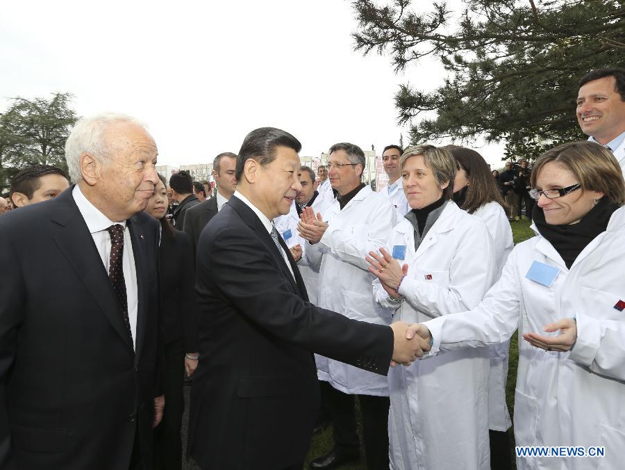 Le président chinois Xi Jinping, qui effectue une visite d'Etat en France, visite le centre de recherche BioMérieux à Lyon, le 26 mars 2014.