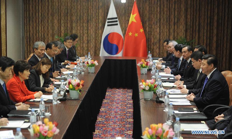 Le président chinois Xi Jinping et son homologue de la République de Corée Park Geun-hye se sont engagés à renforcer la coopération entre les deux pays et ont échangé leurs points de vue sur la situation en péninsule coréenne, le 23 mars 2014 à Noordwijk, aux Pays-Bas.