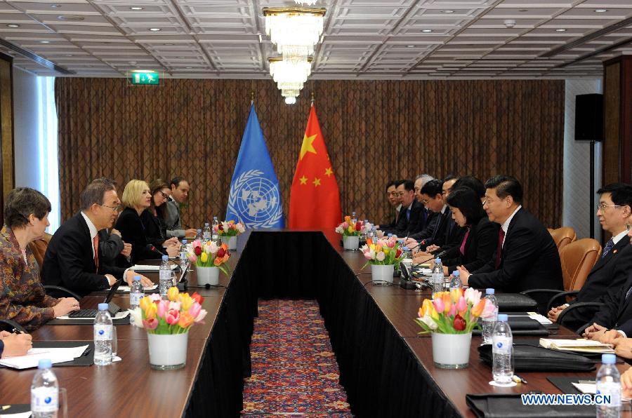 Le président chinois Xi Jinping rencontre le secrétaire général de l'ONU Ban Ki-moon le 23 mars 2014 à Noordwijk, aux Pays-Bas, échangeant leurs points de vue sur la question ukrainienne.