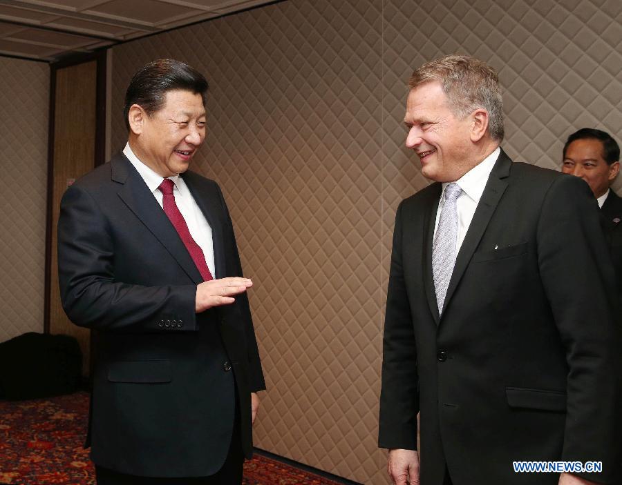 Le président chinois Xi Jinping rencontre son homologue finlandais Sauli Niinisto à Noordwijk, aux Pays-Bas, où les deux dirigeants se sont engagés à renforcer la coopération bilatérale, le 23 mars 2014.