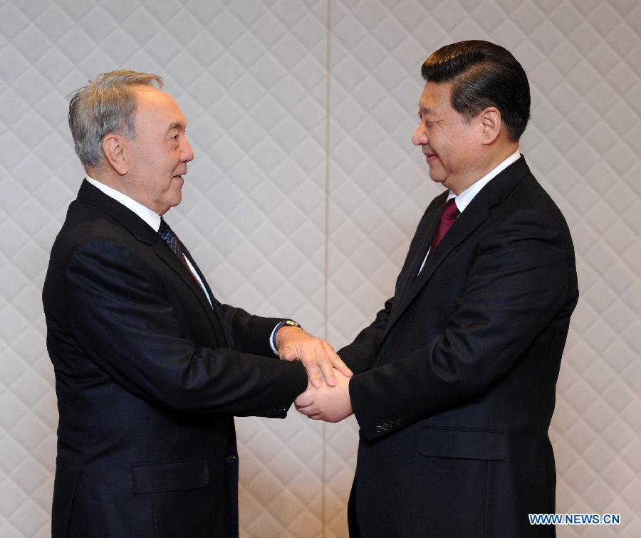 Le président chinois Xi Jinping rencontre son homologue kazakh Noursoultan Nazarbaïev à Noordwijk, aux Pays-Bas, le 23 mars 2014. Il indique que la Chine et le Kazakhstan doivent travailler de manière étroite à la mise au point d'un nouveau concept de sécurité en Asie.