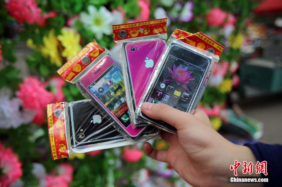 Fête de Qingming : de faux iPhone et iPad pour rendre hommage aux défunts (4)