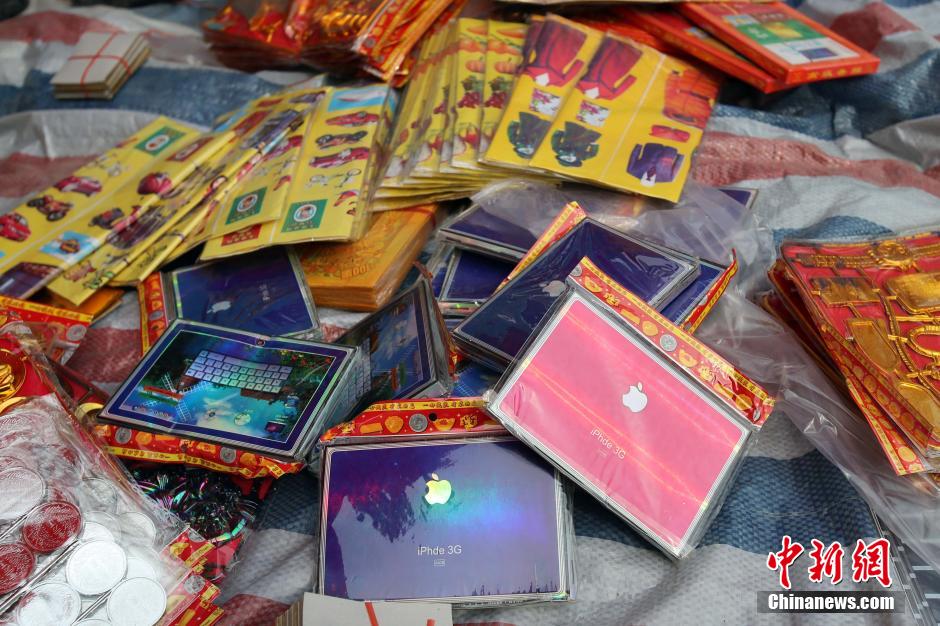 Fête de Qingming : de faux iPhone et iPad pour rendre hommage aux défunts (3)