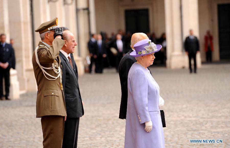 La reine Elizabeth de Grande-Bretagne rend visite au président italien à Rome