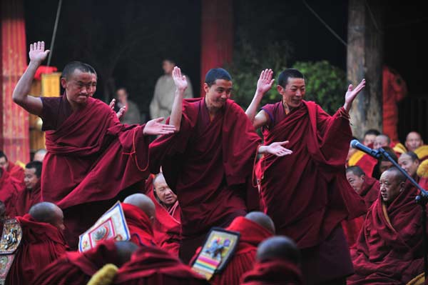 10 moines réussissent l'examen le plus élevé du bouddhisme tibétain (4)