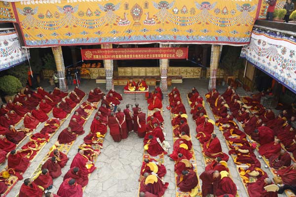 10 moines réussissent l'examen le plus élevé du bouddhisme tibétain (2)