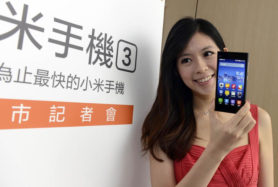 Un mannequin montre un smartphone Xiaomi Mi3 lors d'une conférence de presse à Taipei, à Taïwan, dans le Sud-Est de la Chine, le 20 février 2014. [Photo / Xinhua]