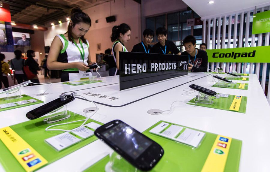 Des smartphones présentés sur le stand de Coolpad pendant la PT/Expo Comm China 2012 à Beijing, le 22 septembre 2012.