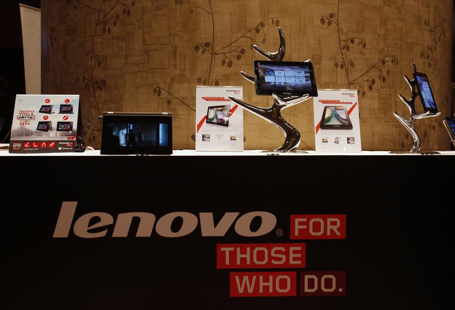 Des tablettes et téléphones mobiles Lenovo exposés lors d'une conférence de presse sur les résultats annuels de la société, à Hong Kong le 23 mai 2013. [Photo / agences]