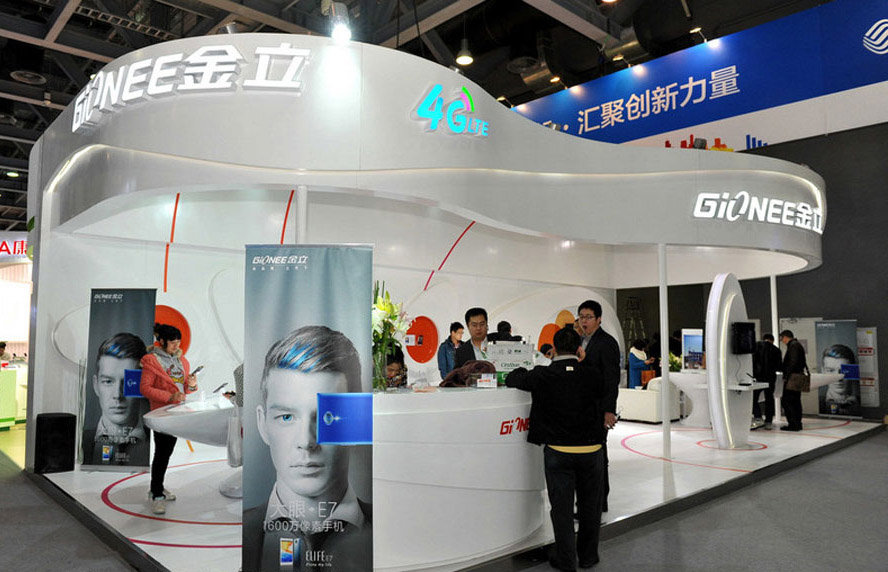 Des visiteurs sur le stand de Gionee au cours de la conférence China Mobile Global Partner 2013, à Guangzhou, dans la Province du Guangdong, en Chine du Sud, le 18 décembre 2013.