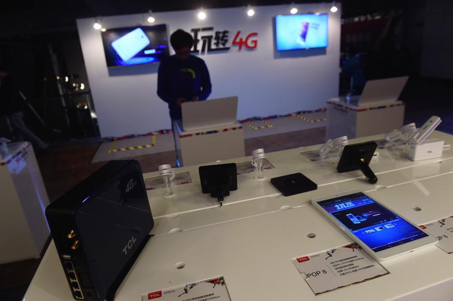 Le stand de terminaux 4G de TCL à la Conférence de promotion des produits TEL 4G à Beijing, le 25 mars 2014. [Photo / Xinhua]