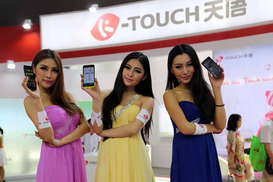 Des mannequins posent avec des smartphones K-Touch lors du Forum Tianyi (E-surf) des téléphones portables et de l'internet mobile 2013 à Guangzhou, dans la Province du Guangdong, en Chine du Sud, le 21 juin 2013.