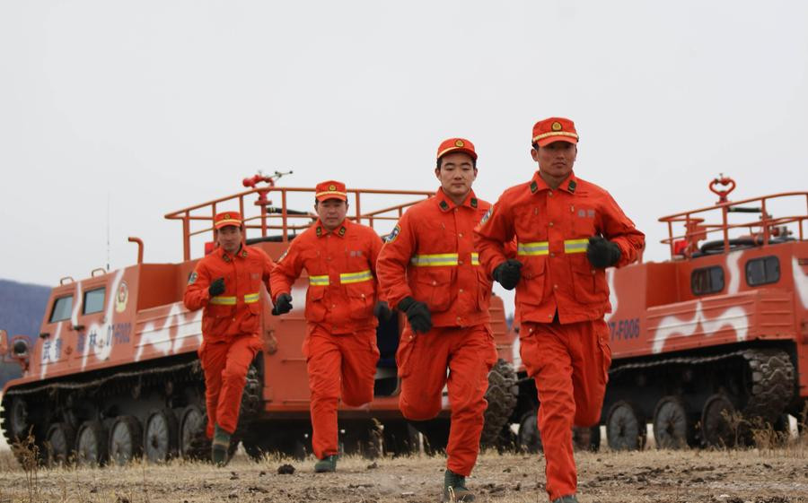 Des chars pour lutter contre les feux de forêt dans le Nord de la Chine (3)