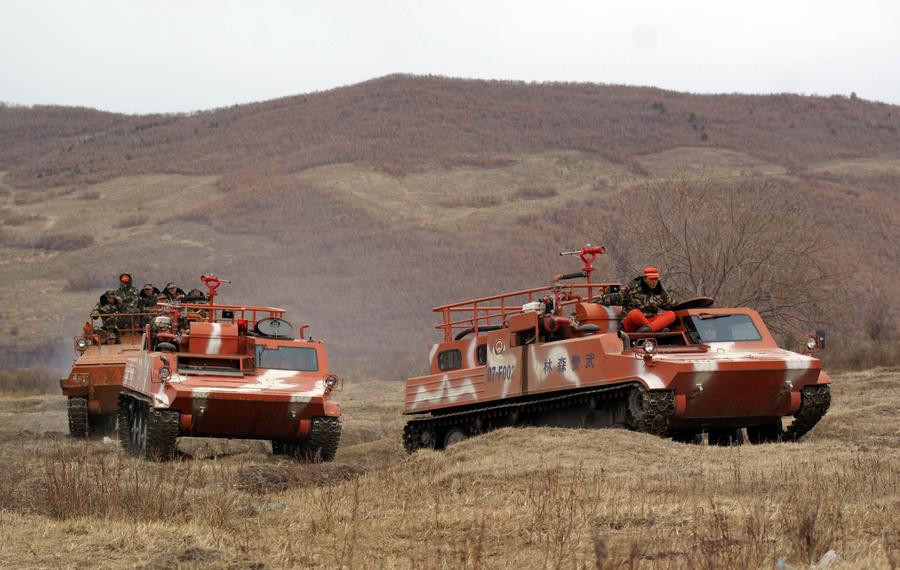 Des chars pour lutter contre les feux de forêt dans le Nord de la Chine (2)