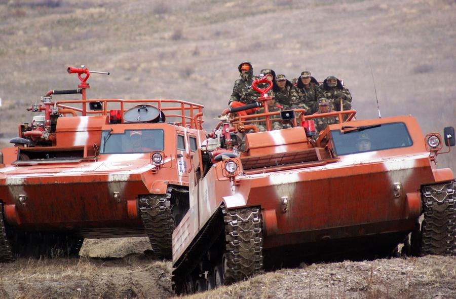Des chars pour lutter contre les feux de forêt dans le Nord de la Chine
