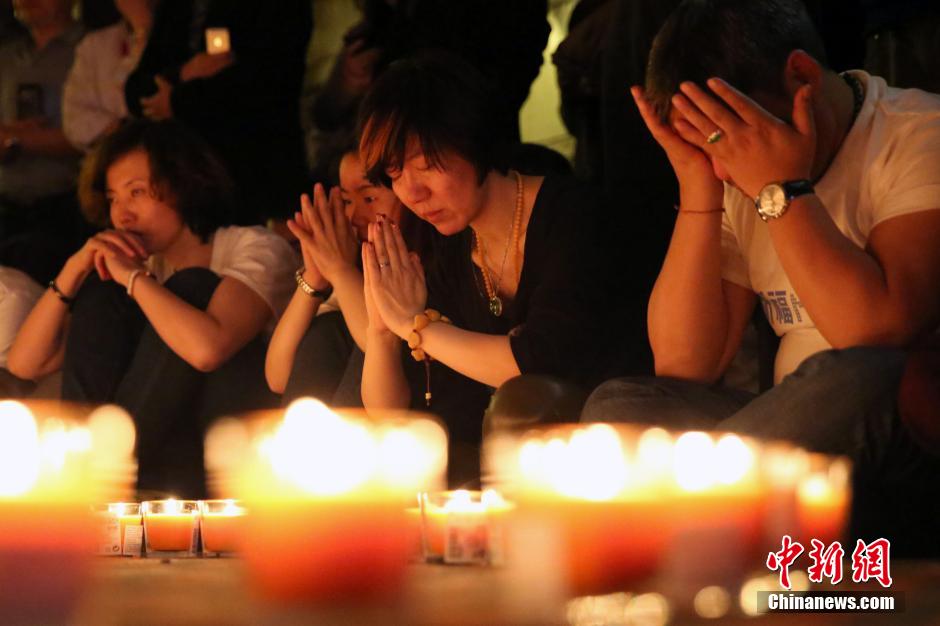 Beijing : les familles des passagers du vol MH370 continuent de prier (17)