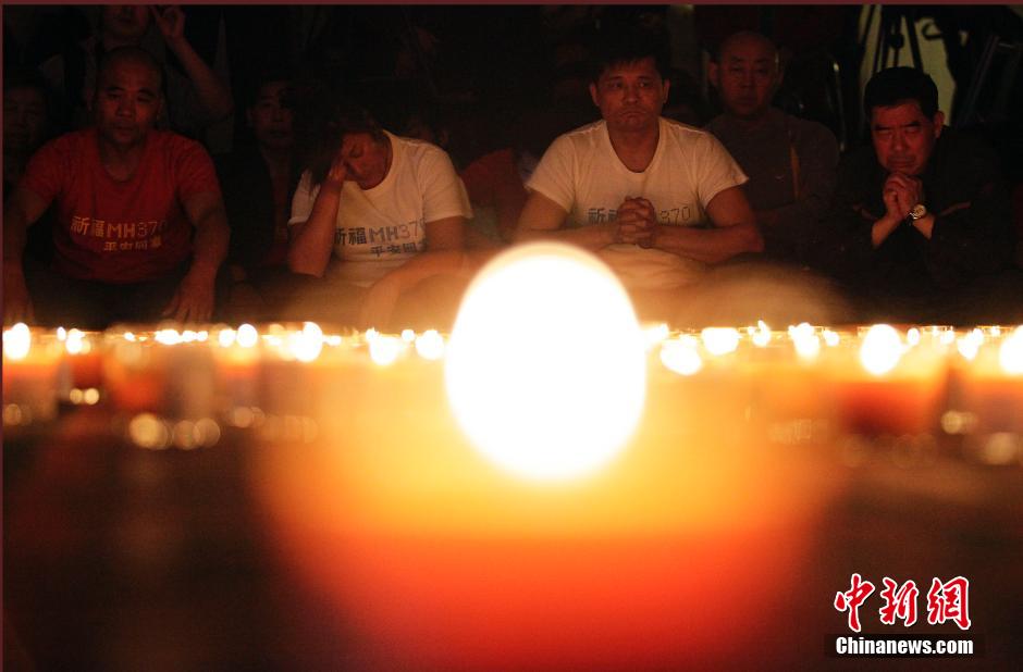 Beijing : les familles des passagers du vol MH370 continuent de prier (15)