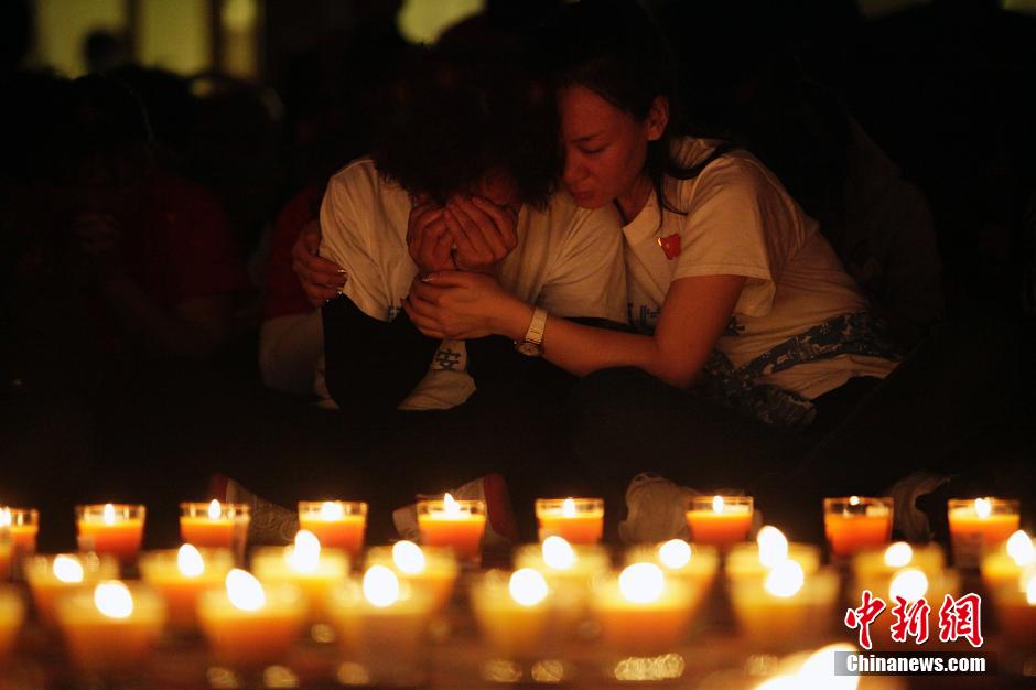 Beijing : les familles des passagers du vol MH370 continuent de prier (14)