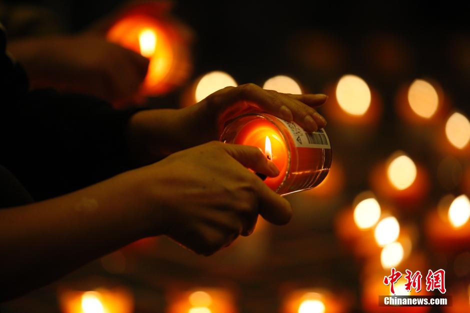 Beijing : les familles des passagers du vol MH370 continuent de prier (13)