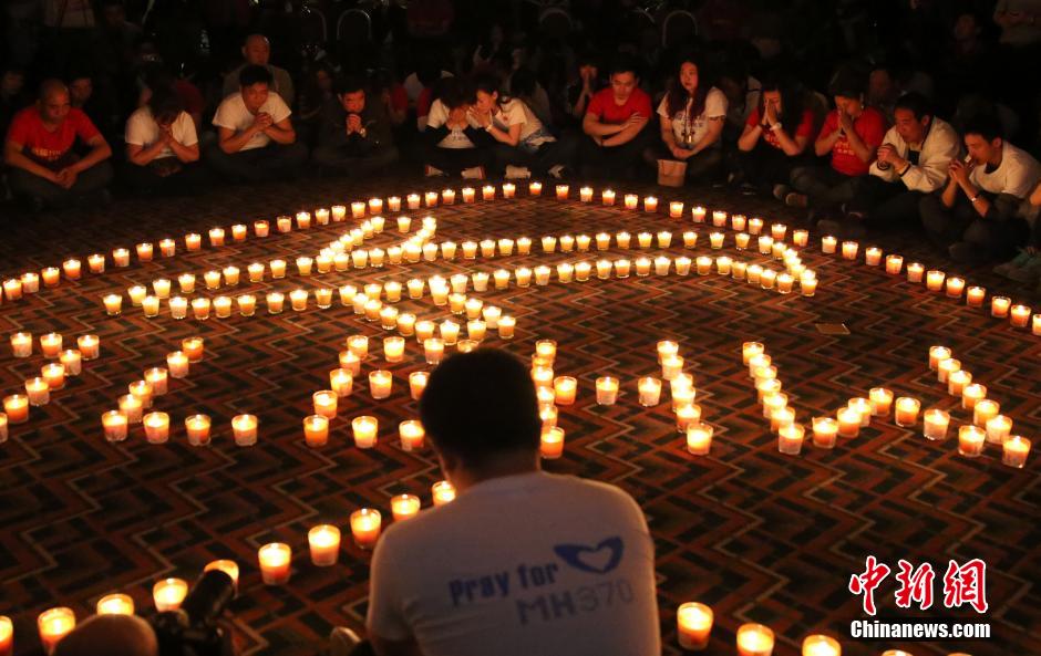 Beijing : les familles des passagers du vol MH370 continuent de prier (12)