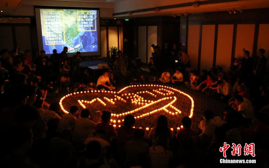 Beijing : les familles des passagers du vol MH370 continuent de prier (10)