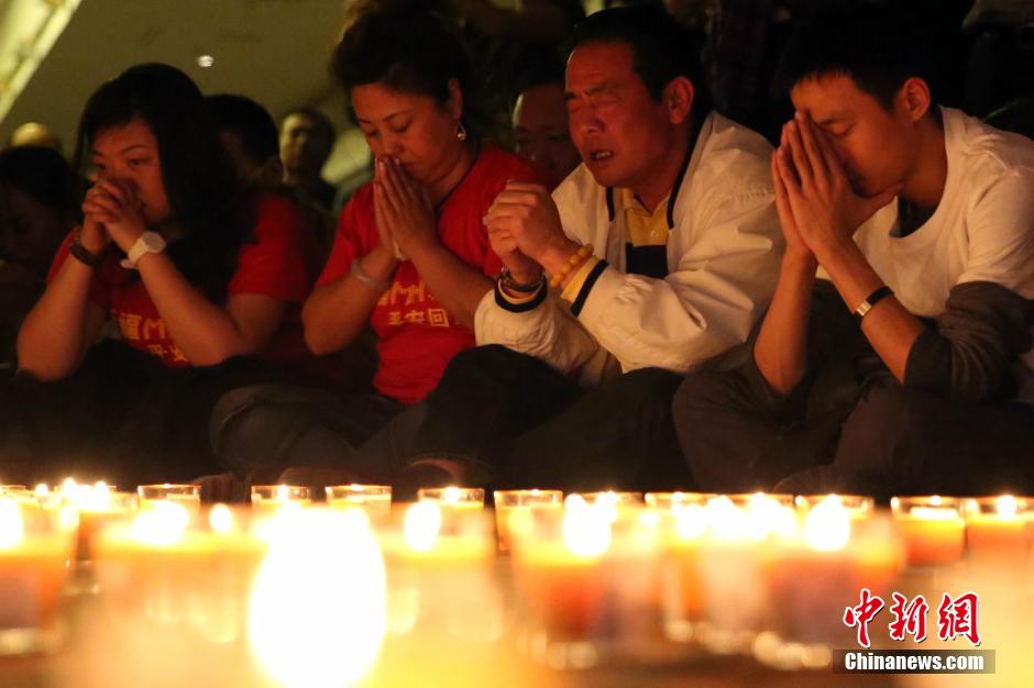 Beijing : les familles des passagers du vol MH370 continuent de prier (9)